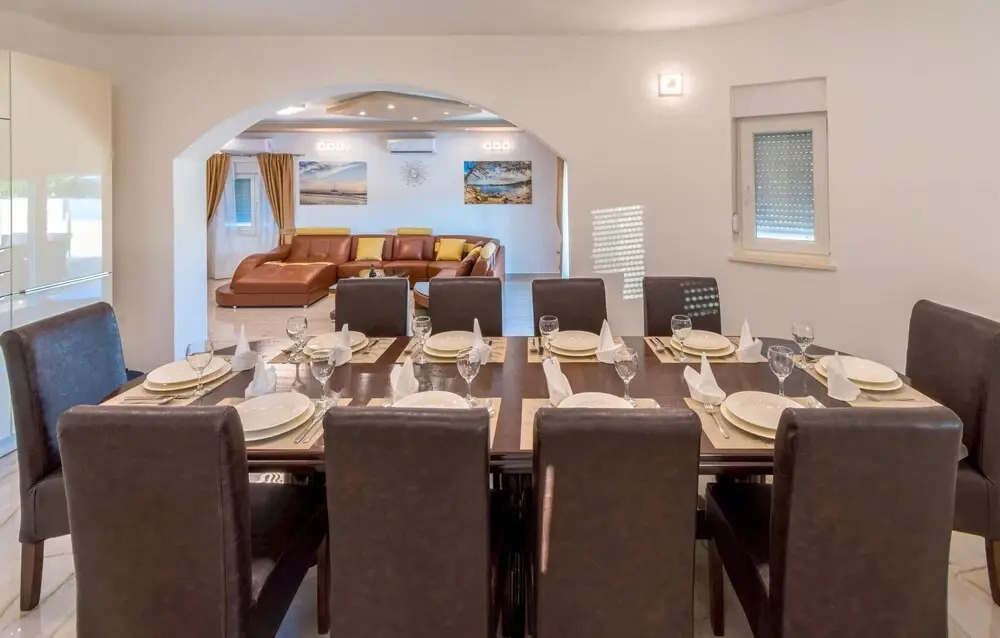 Nice home in Dubrava kod Sibenika w/ Outdoor swimming pool, WiFi and 5 Bedrooms