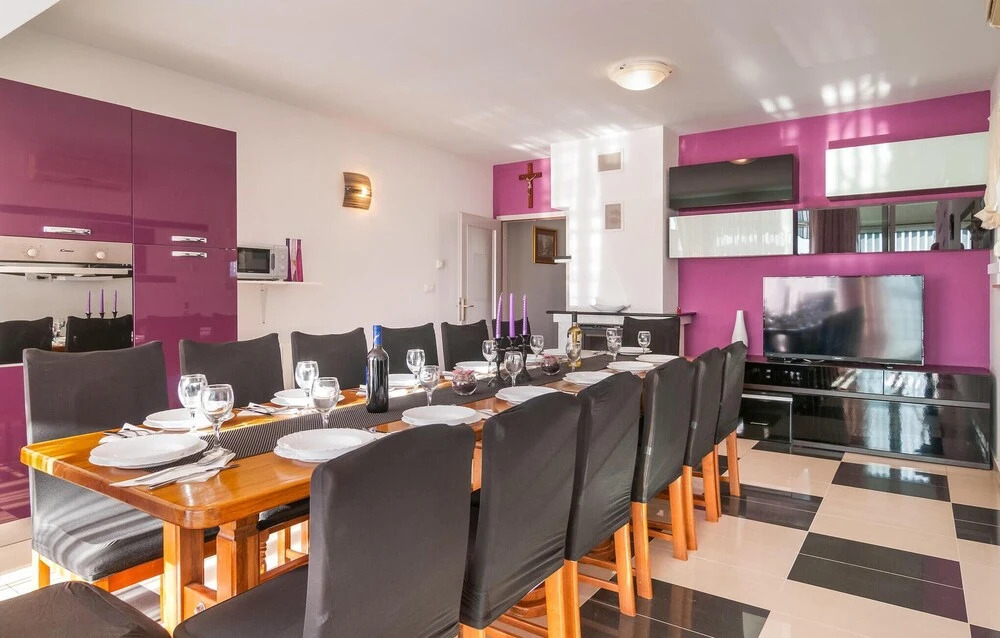 Six-Bedroom Holiday Home In Zrnovnica