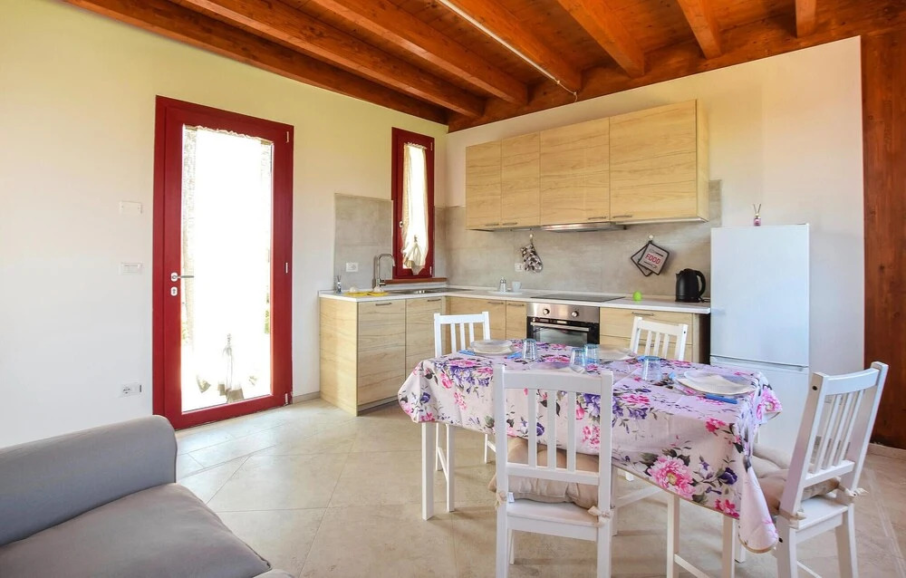 Stunning Apartment in Capezzano Pianore With 2 Bedrooms and Wifi