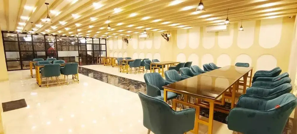 HOTEL KINGS PARADISE BANQUET & LAWN, Airport