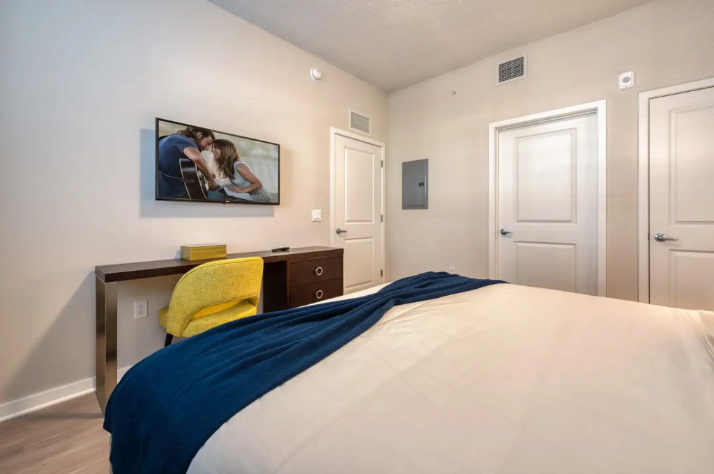 Comfortable home with balcony near Universal Parks