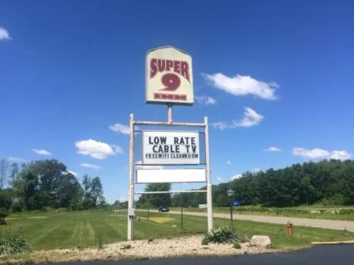 Super 9 Motel
