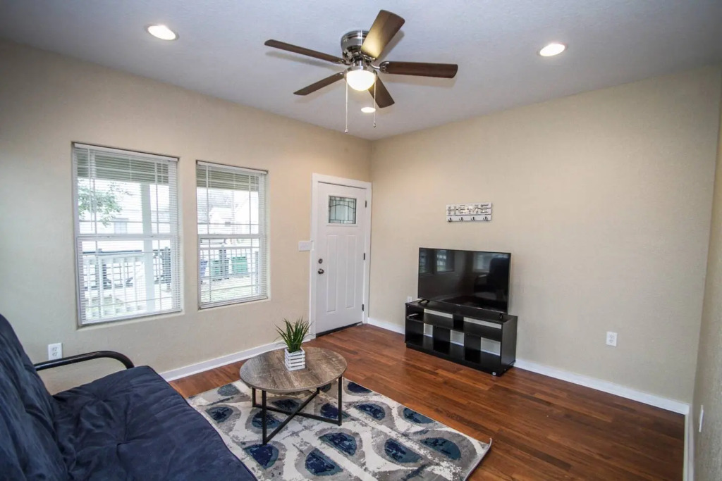 Hackberry St #B Renovated 2BR Near Downtown SA