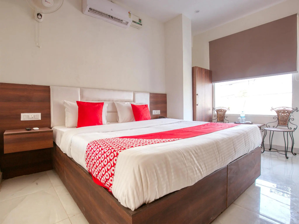 OYO 42743 Hotel Midway