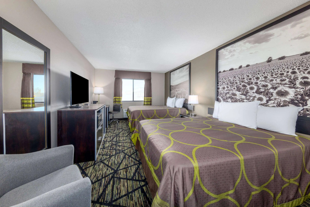 Super 8 by Wyndham Pratt