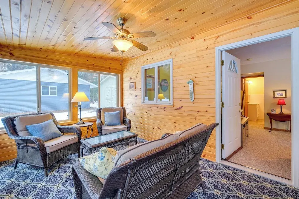 Cozy Cottage w/ Sunroom - Walk to Higgins Lake