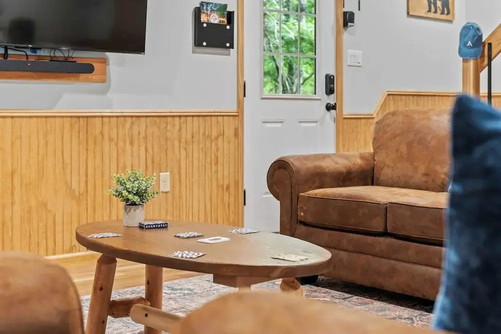 Bluejay Getaway by Avantstay Private Lake Cabin Hot Tub + Game Room Walk to Lake