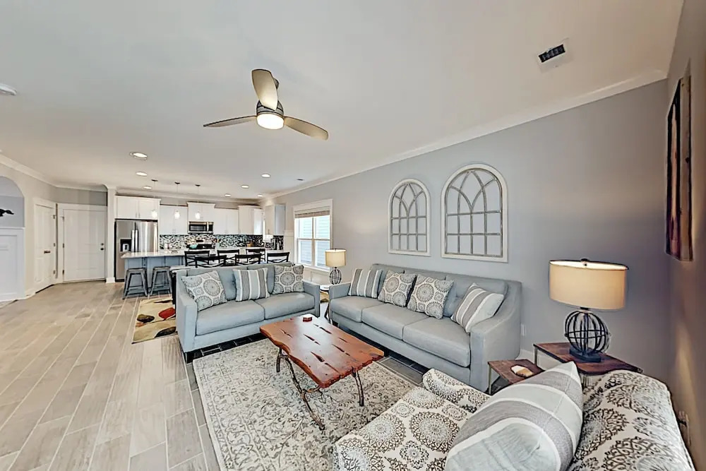 Stylish In Gated Community - Walk To Beach! 5 Bedroom Home