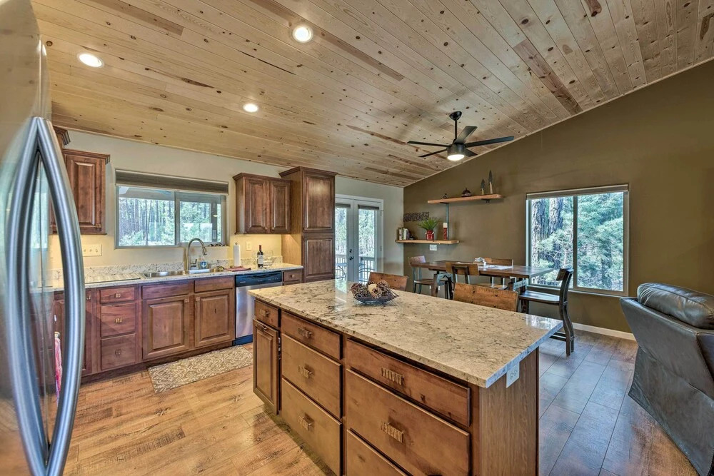 1 Mi to Rainbow Lake: Newly Built & Woodsy Retreat