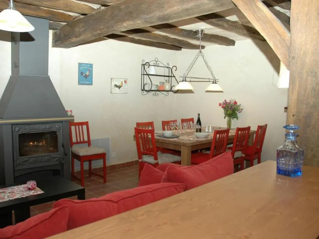 Gîte authentique à Brizay avec jardin privé et piscine - FR-1-381-238