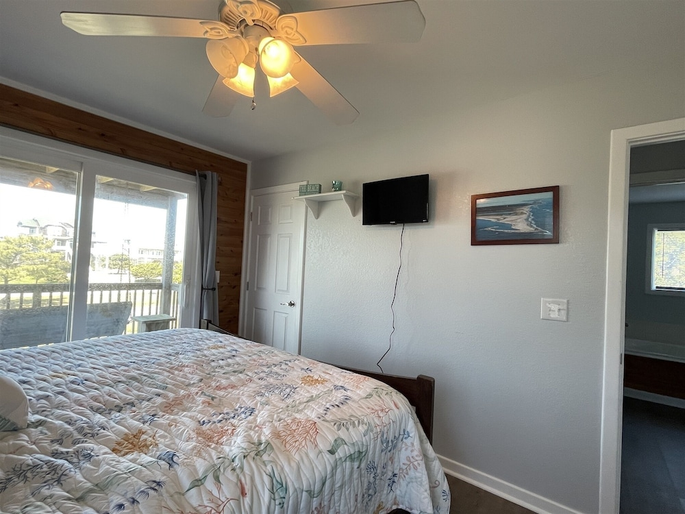Hatteras Hideaway 3 Bedroom Cottage by RedAwning