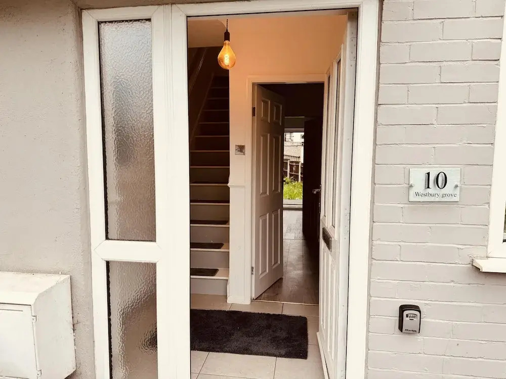 Leeds - 3 Bedrooms - 1bathroom - Parking - Wifi