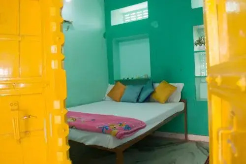 12 Monks Backpackers Community