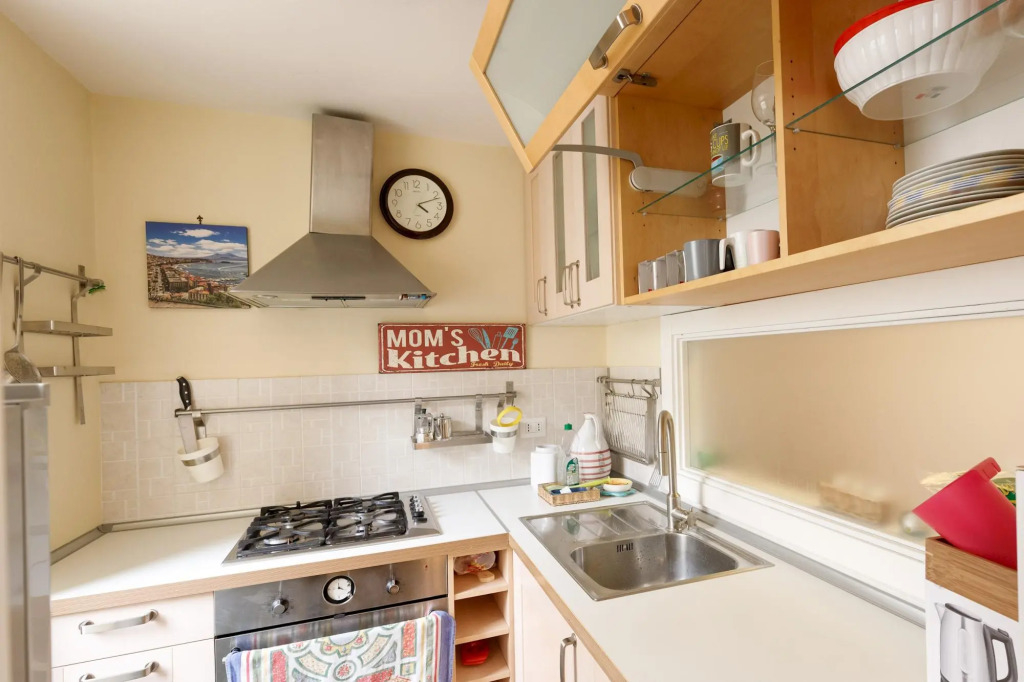 Duomo 77 in Napoli with 2 bedrooms and 2 bathrooms