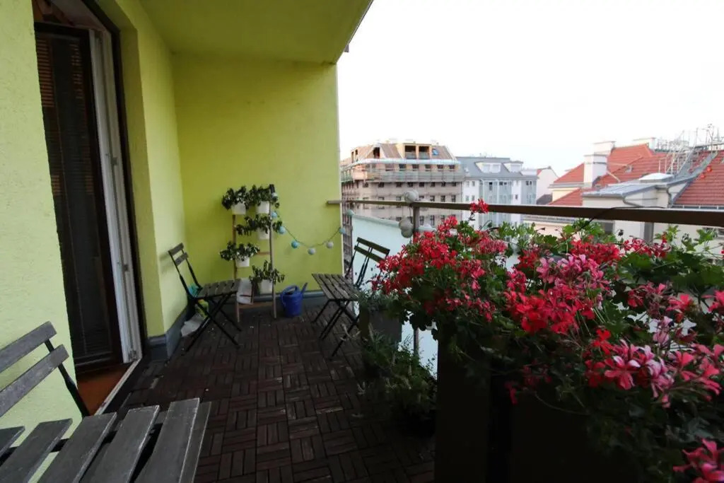 MODERN spacious, 2 BEDROOM, FREE PARKING