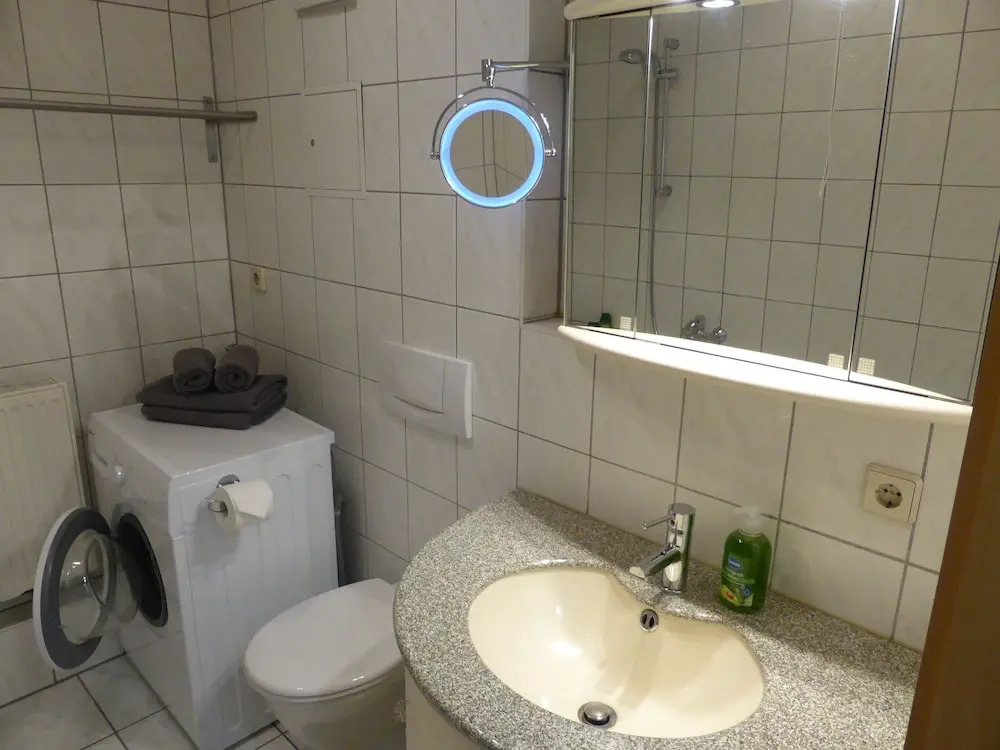 Ferienwohnung Friedrich Schiller, 2 Schlafzimmer, Balkon,kostenloses WiFi, nähe Zentrum