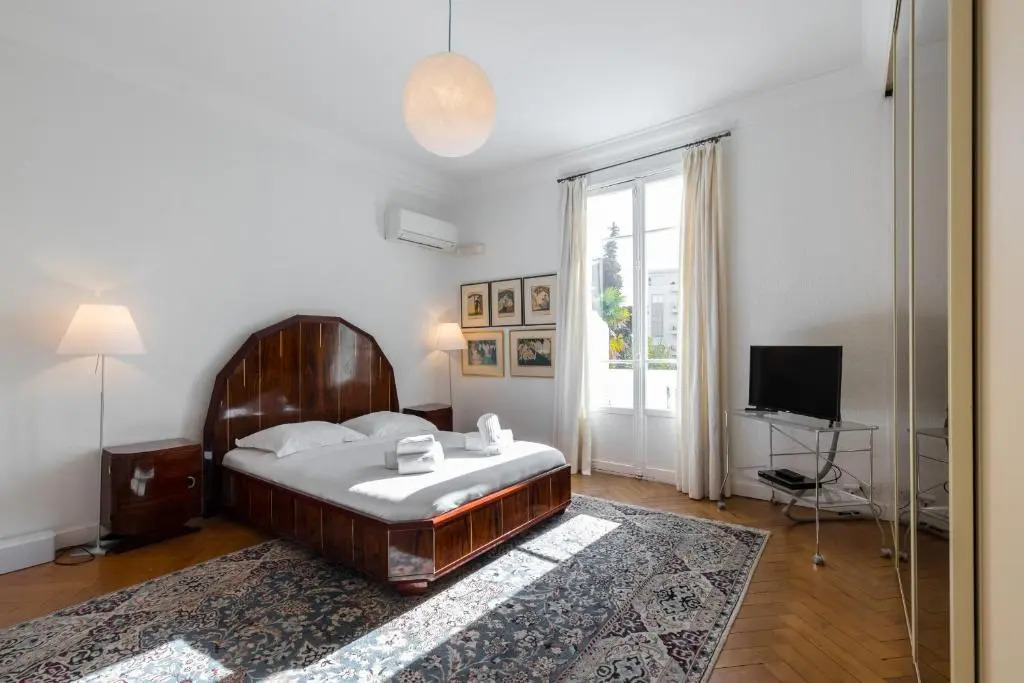 Stylish Art Deco villa near the sea 4 Bdrs Pool and garage