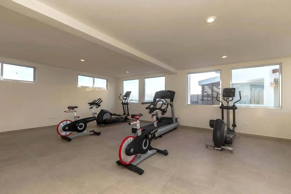 One Bedroom, Great Location, Large Roof Pool With Beautiful Views, Gym
