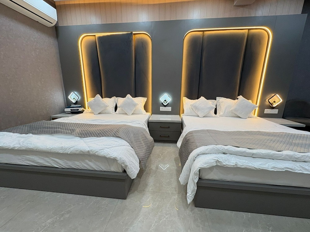 Hotel R J Heights