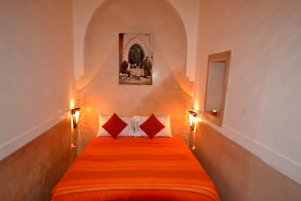 Riad white flowers