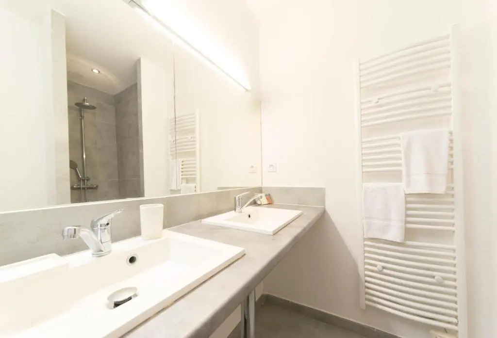 T3 Appartement HYPERCENTRE PROCHE COMMERCE- PARKING - 2 Chambres Wifi Gratuit