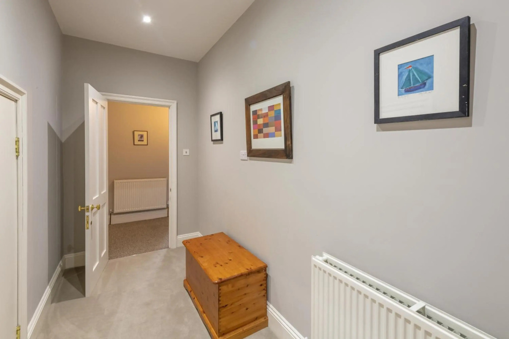 Georgian 3 Bed 3 Bath Central Apartment & Parking