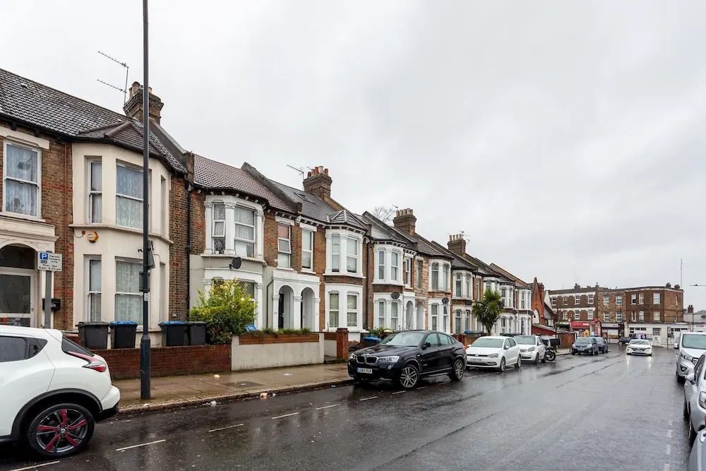 Stylish Manor Park Nest - AWX