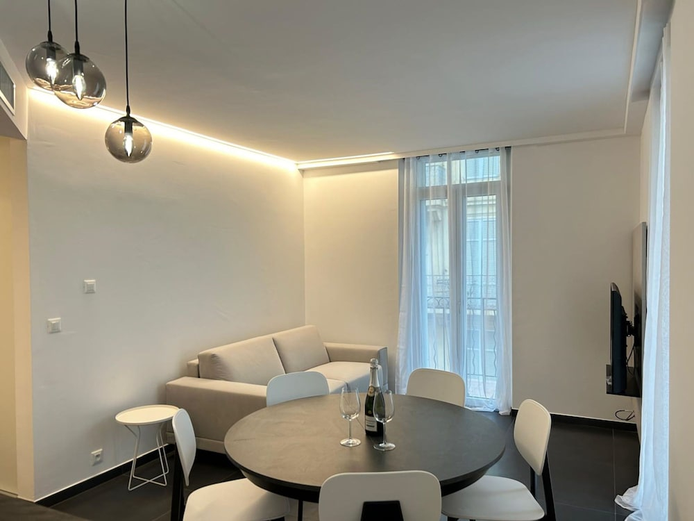 Spacieux 2 pi ces et Moderne Carr d or A1b205