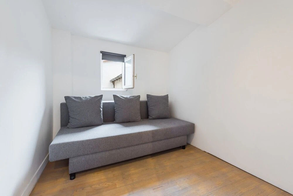 Cosy Duplex Overlooking the "rue de la Loge"!