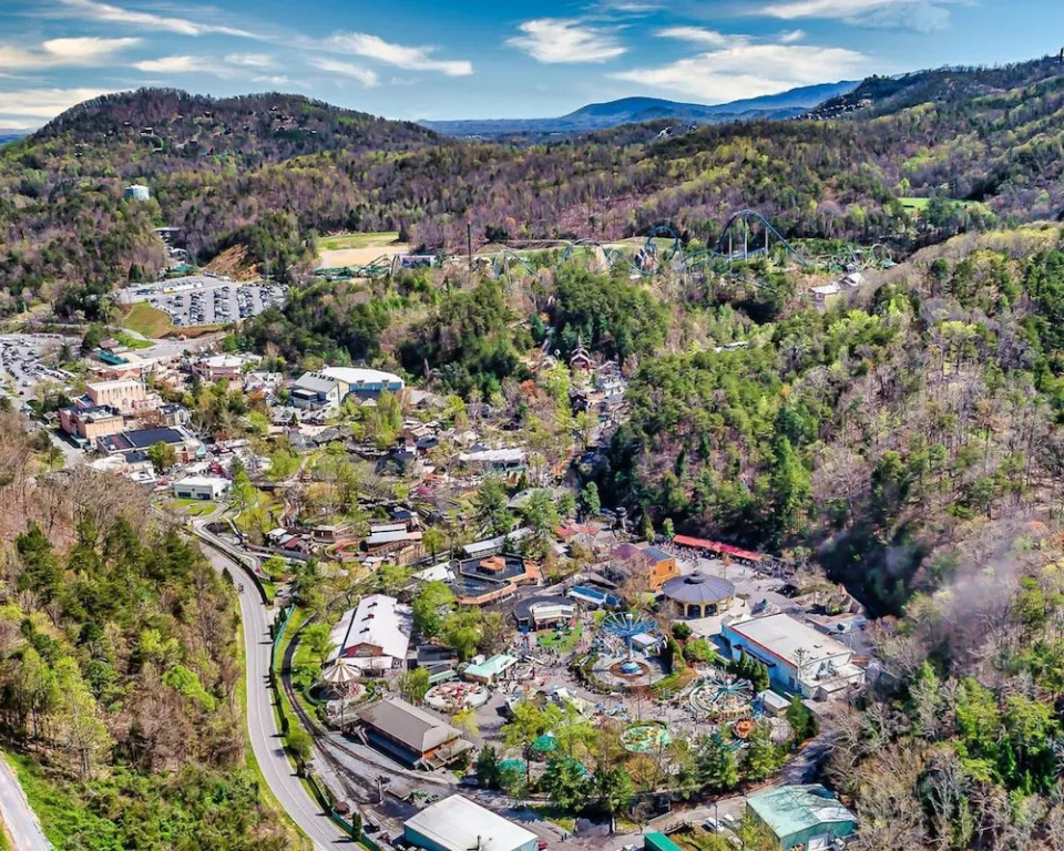 Minutes to Parkway I Pigeon Forge Sleeps 14 5BR