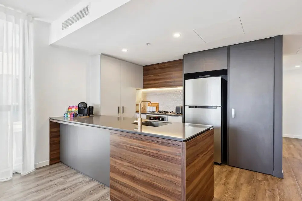 Chic 2-bed With Rooftop Pool Overlooking the City