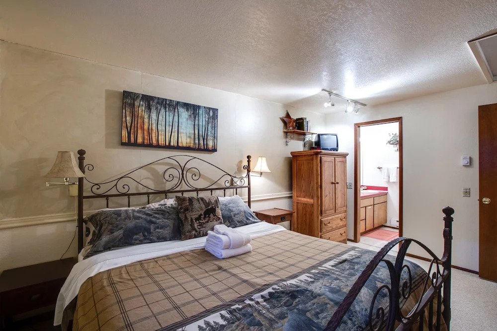 Mt. Baker Lodging Cabin 23 – Hot Tub, WiFi, Sleeps 6! by MBL