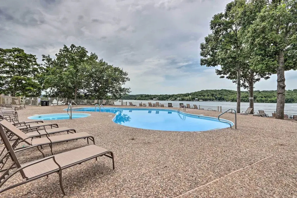 180 Main Channel View! Poolside Apt in Osage Beach