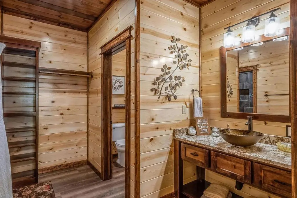 Large Luxury 2BR Cabin w Hot Tub Double Trouble was designed for fun comfort and memories minutes from buzzling Hochatown and beautiful Beaver Bend State Park