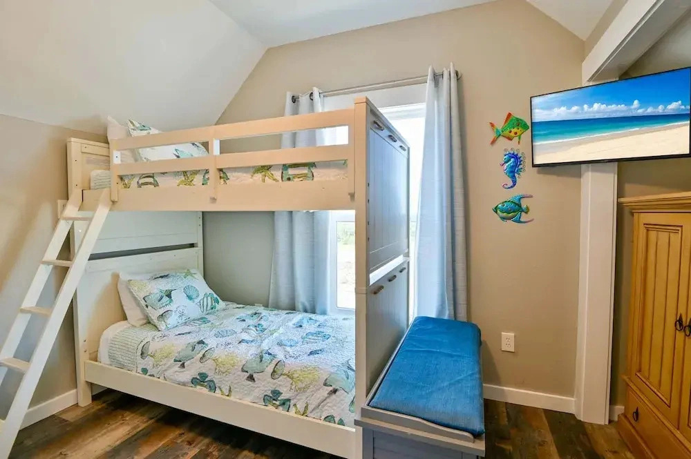 A Wave From it All - 3BR Beachside Coastal Retreat