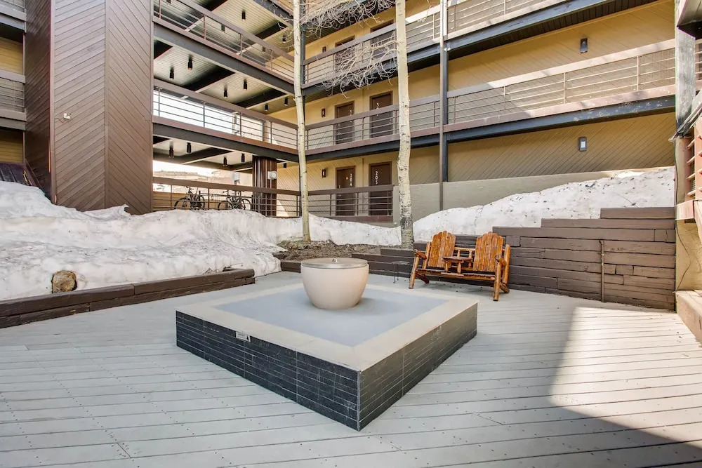 1 Br With Amazing Views Of Mountain Range 1 Bedroom Condo - No Cleaning Fee! by RedAwning