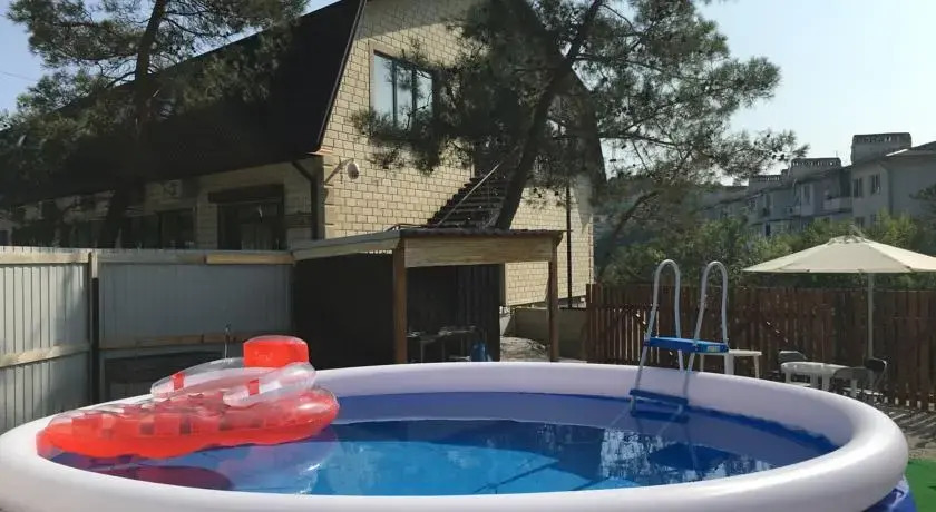 Guest house on pereulok Pionerskiy 4V