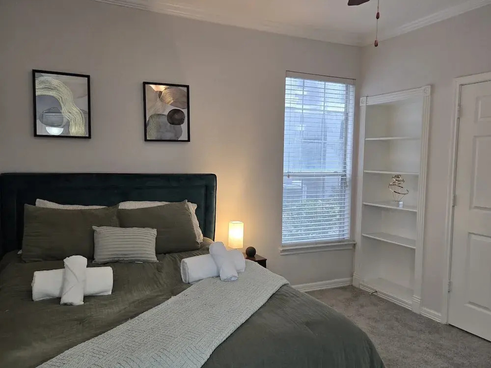 Apartment - Sleeps 5 - Pool - Parking - Gym