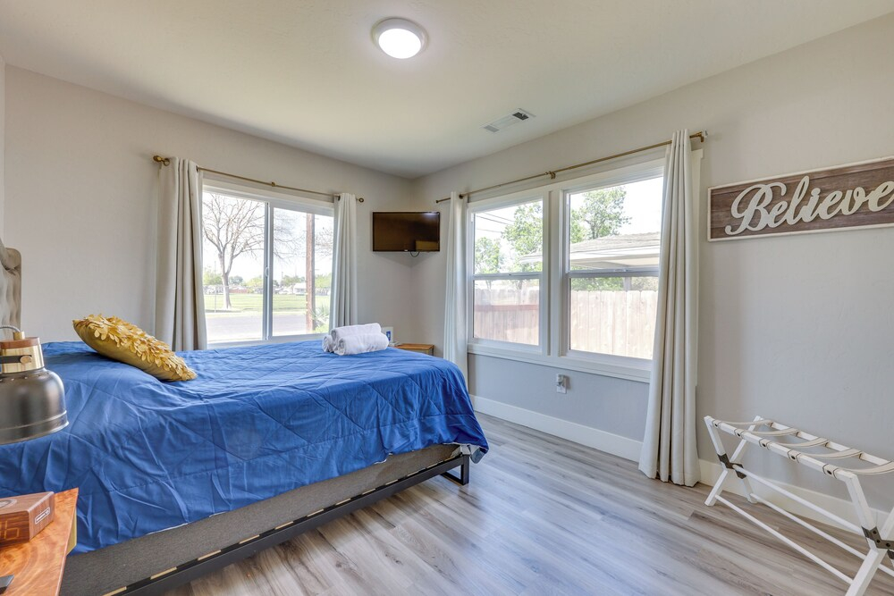 < 1 Mi to Main St Hanford! Home w/ Outdoor Space