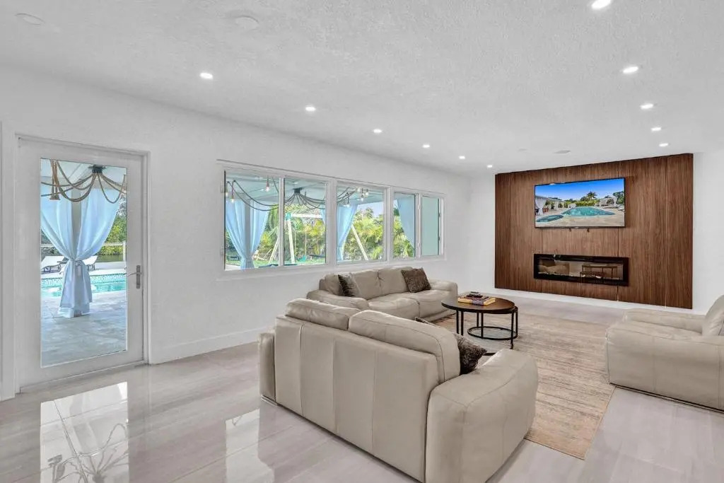 Newly Renovated 5br Villa with pool in Ft Lauderdale on the water