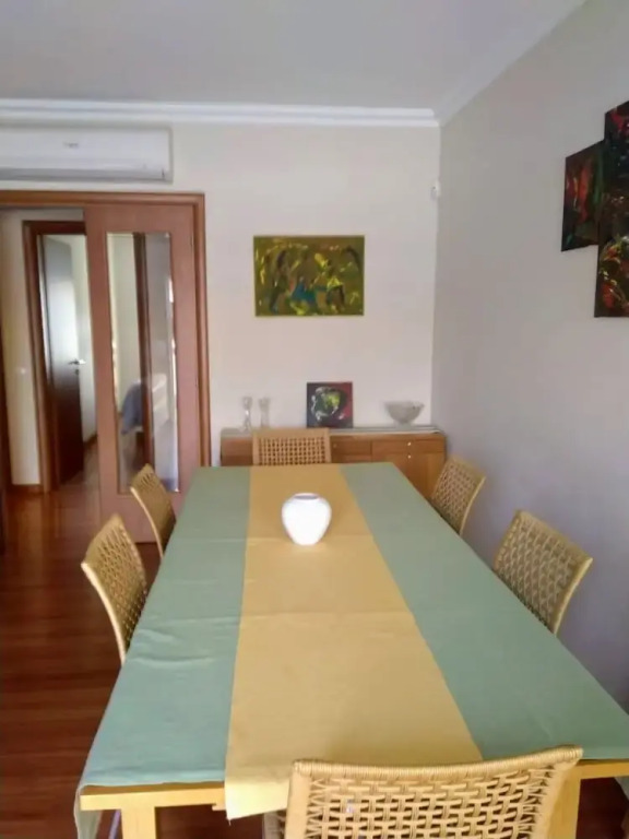 3-bed Apartment in Town Centre With Beach Access!