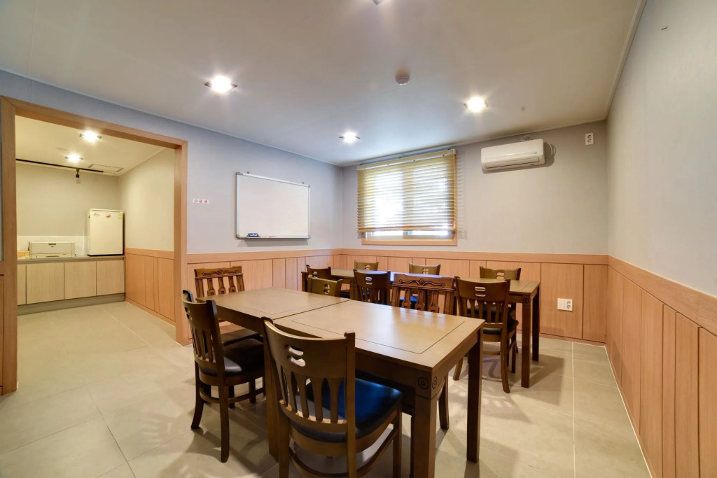 Gyeongpodae The Hotel Business