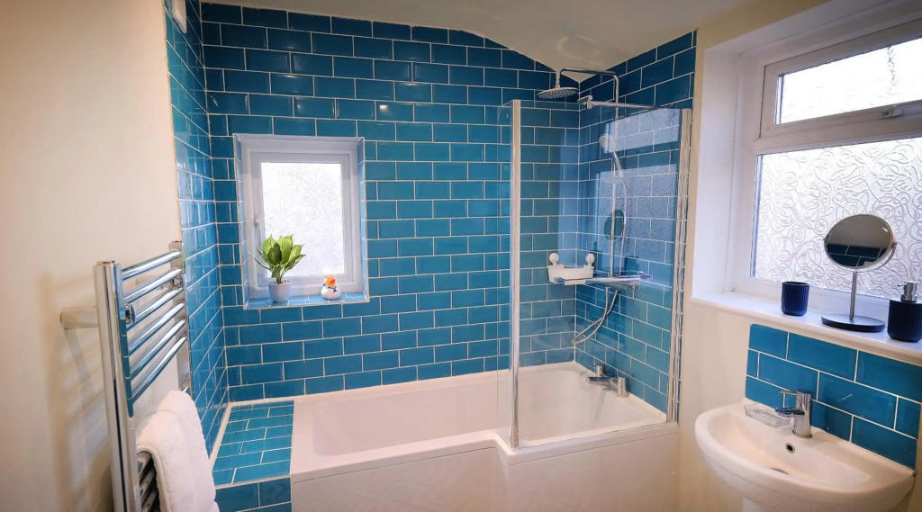 Crows Nest - Sleeps 6 nr North Bay beach and town