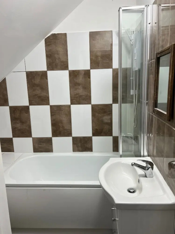 Remarkable 1-bed Studio Apartment in Redbridge