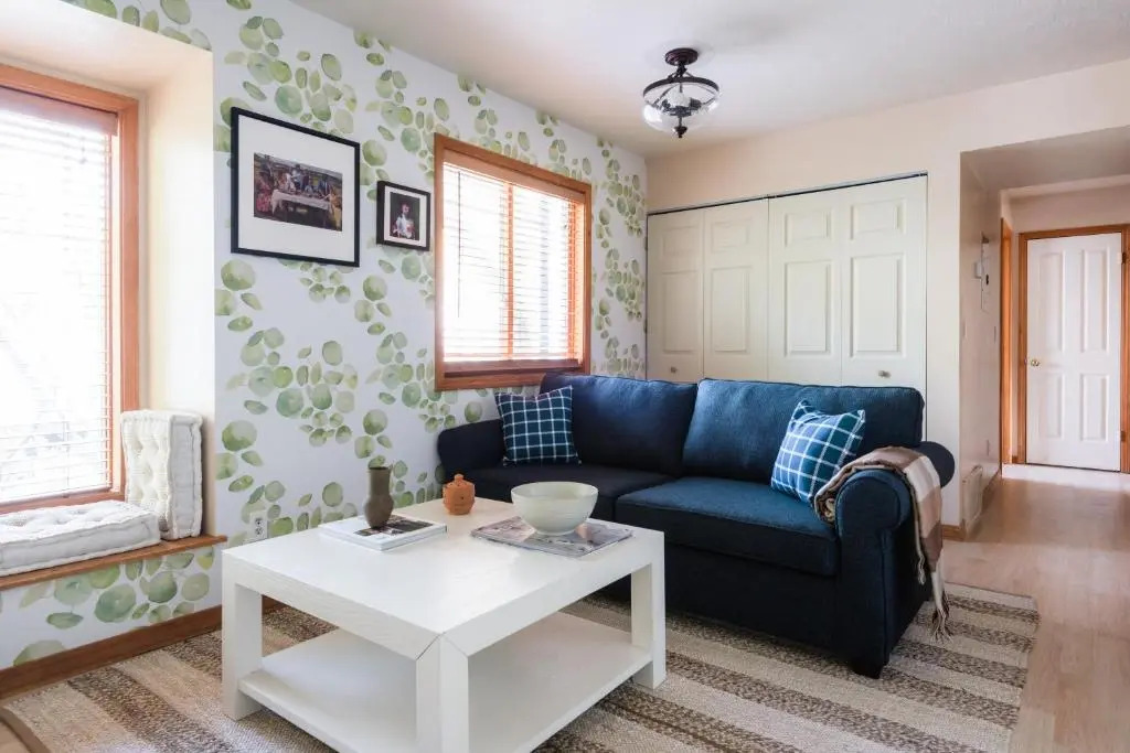 Corduroy Sage Avantstay Cozy & Cute Cabin w/ Deck Sleeps 21!