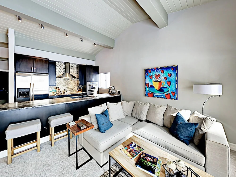 Updated Pinewild W/ Deck & On-site Tennis 3 Bedroom Condo