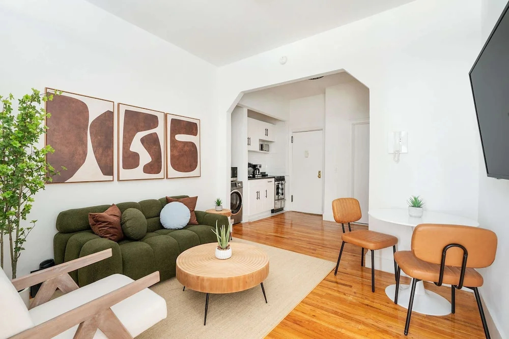 444-1a Beautiful 1BR Midtown West