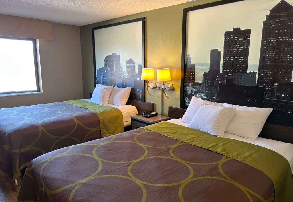 Super 8 by Wyndham Perry IA