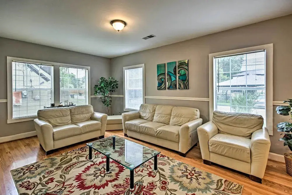3 Miles to Houston Zoo: Home w/ Yard!