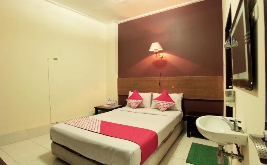 Hotel Sebelas at Jalan Palasari Mitra RedDoorz
